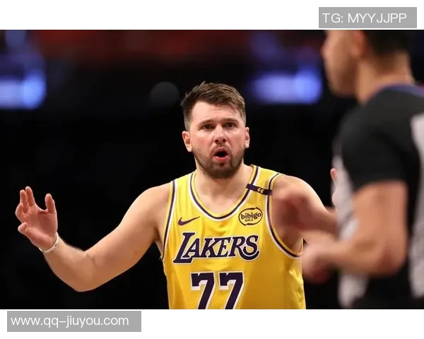 小里与东契奇的默契搭档雷迪克谈勒布朗缺阵的影响与应对策略